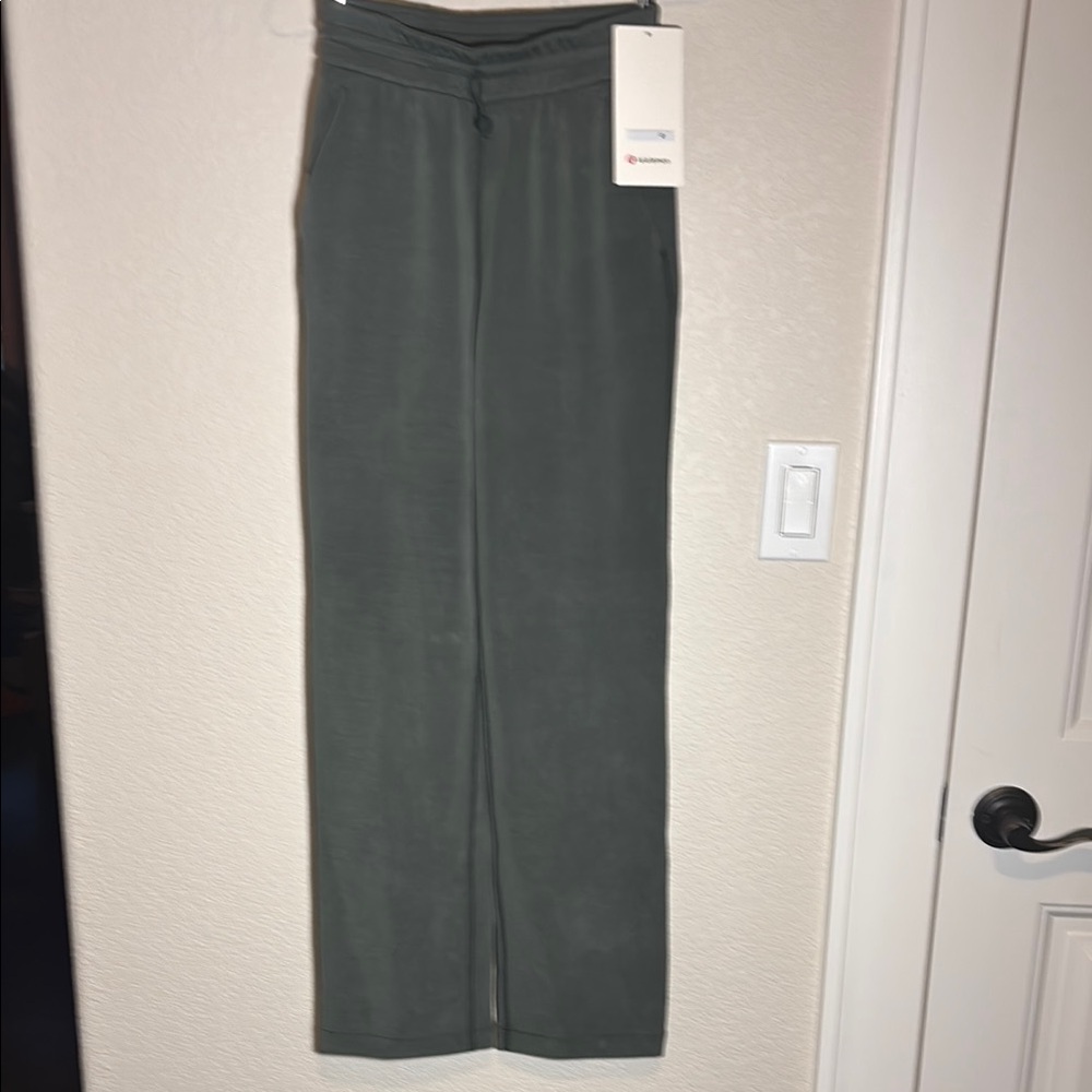 Lululemon Women’s Army Green High-Rise Straight leg‎ pants, yoga, meditation